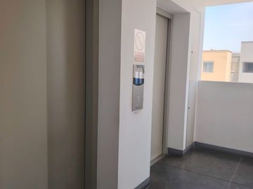 OCASIÓN DEPARTAMENTO EN ALQUILER CON VISTA A LAS ÁREAS COMUNES DEL CONDOMINIO - PRECIO INCLUYE MANTENIMIENTO EN LAURELES 3 COMAS