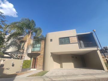 HERMOSA RESIDENCIA EN VENTA 🏡 en Condominio tipo Americano