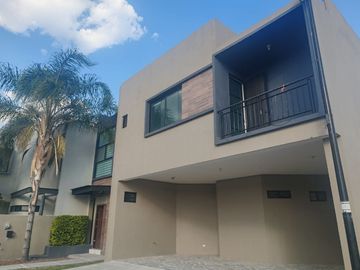HERMOSA RESIDENCIA EN VENTA 🏡 en Condominio tipo Americano