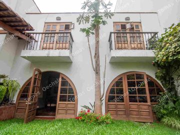 CASA EN LA AURORA FRENTE A PARQUE