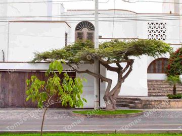 CASA EN LA AURORA FRENTE A PARQUE
