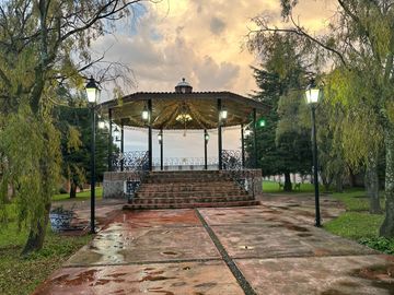 VENTA DE JARDIN DE FIESTAS, HERMOSO JARDIN DE FIESTAS CON ESPECTACULAR KIOSCO AL CENTRO, EN LA EXCLUSIVA ZONA CAMPESTRE DE CACALOMACAN