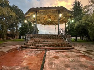 VENTA DE JARDIN DE FIESTAS, HERMOSO JARDIN DE FIESTAS CON ESPECTACULAR KIOSCO AL CENTRO, EN LA EXCLUSIVA ZONA CAMPESTRE DE CACALOMACAN