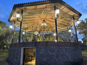 VENTA DE JARDIN DE FIESTAS, HERMOSO JARDIN DE FIESTAS CON ESPECTACULAR KIOSCO AL CENTRO, EN LA EXCLUSIVA ZONA CAMPESTRE DE CACALOMACAN