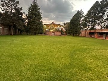 VENTA DE JARDIN DE FIESTAS, HERMOSO JARDIN DE FIESTAS CON ESPECTACULAR KIOSCO AL CENTRO, EN LA EXCLUSIVA ZONA CAMPESTRE DE CACALOMACAN