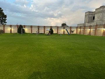 VENTA DE JARDIN DE FIESTAS, HERMOSO JARDIN DE FIESTAS CON ESPECTACULAR KIOSCO AL CENTRO, EN LA EXCLUSIVA ZONA CAMPESTRE DE CACALOMACAN