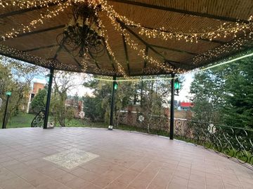 VENTA DE JARDIN DE FIESTAS, HERMOSO JARDIN DE FIESTAS CON ESPECTACULAR KIOSCO AL CENTRO, EN LA EXCLUSIVA ZONA CAMPESTRE DE CACALOMACAN