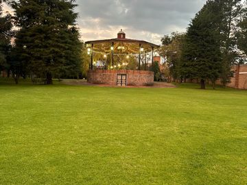 VENTA DE JARDIN DE FIESTAS, HERMOSO JARDIN DE FIESTAS CON ESPECTACULAR KIOSCO AL CENTRO, EN LA EXCLUSIVA ZONA CAMPESTRE DE CACALOMACAN