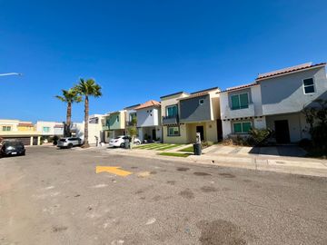 Se vende casa en privada Caucaso en Valle Alto