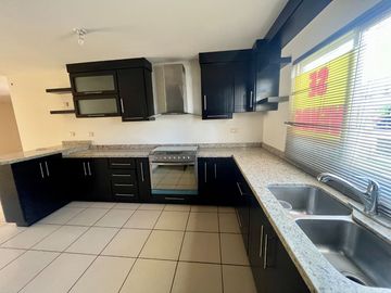 Se vende casa en privada Caucaso en Valle Alto