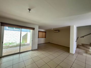 Se vende casa en privada Caucaso en Valle Alto
