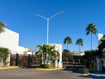 Se vende casa en privada Caucaso en Valle Alto