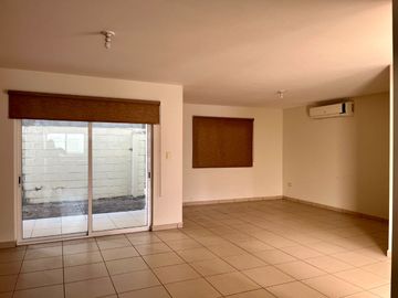 Se vende casa en privada Caucaso en Valle Alto