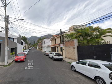 Casa ubicada en colonia Tío Baltazar Tepic Nayarit. Con 6 recamaras y 706m6. Muy cerca del Hospital General de Zona 1 IMSS.