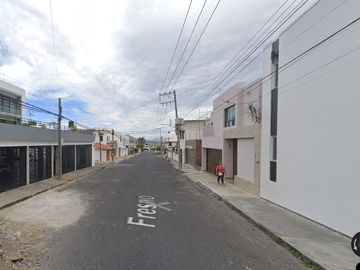 Casa ubicada en colonia Tío Baltazar Tepic Nayarit. Con 6 recamaras y 706m6. Muy cerca del Hospital General de Zona 1 IMSS.