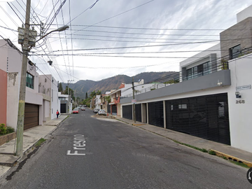 Casa ubicada en colonia Tío Baltazar Tepic Nayarit. Con 6 recamaras y 706m6. Muy cerca del Hospital General de Zona 1 IMSS.
