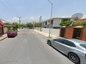 Casa ubicada en colonia Chepevera Monterrey Nuevo León México. Con 4 recamaras y 506m2. Entre Av. Simón Bolívar y Gral. Pablo González Garza.