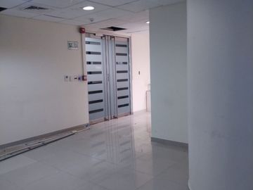 VENTA OFICINA EDIFICIO QUBO AV. MANUEL OLGUIN SURCO