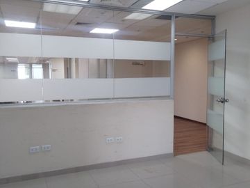 VENTA OFICINA EDIFICIO QUBO AV. MANUEL OLGUIN SURCO