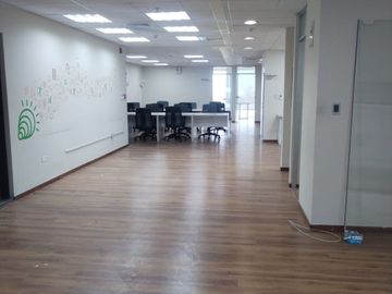 VENTA OFICINA EDIFICIO QUBO AV. MANUEL OLGUIN SURCO