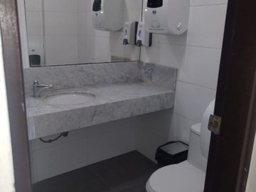 VENTA OFICINA EDIFICIO QUBO AV. MANUEL OLGUIN SURCO