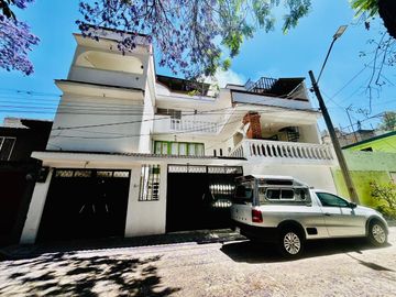 Amplia Casa en Venta en Iztapalapa, (Con 3 departamentos).
