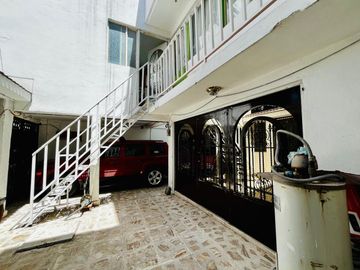 Amplia Casa en Venta en Iztapalapa, (Con 3 departamentos).