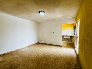 Amplia Casa en Venta en Iztapalapa, (Con 3 departamentos).