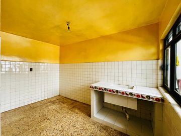 Amplia Casa en Venta en Iztapalapa, (Con 3 departamentos).