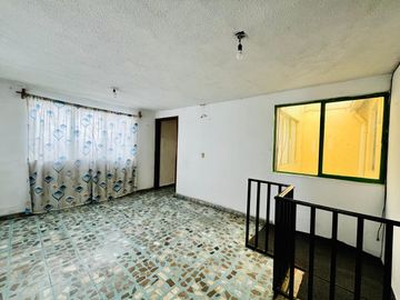 Amplia Casa en Venta en Iztapalapa, (Con 3 departamentos).