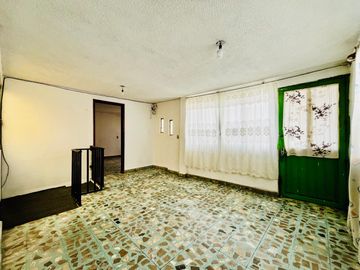 Amplia Casa en Venta en Iztapalapa, (Con 3 departamentos).