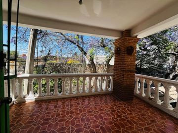 Amplia Casa en Venta en Iztapalapa, (Con 3 departamentos).