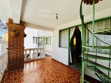 Amplia Casa en Venta en Iztapalapa, (Con 3 departamentos).