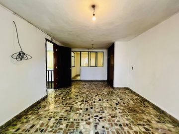 Amplia Casa en Venta en Iztapalapa, (Con 3 departamentos).