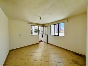 Amplia Casa en Venta en Iztapalapa, (Con 3 departamentos).