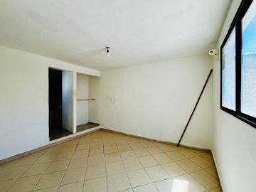 Amplia Casa en Venta en Iztapalapa, (Con 3 departamentos).