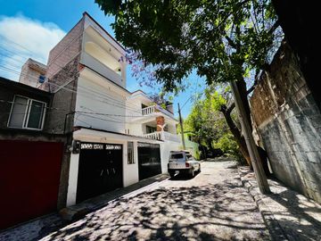 Amplia Casa en Venta en Iztapalapa, (Con 3 departamentos).