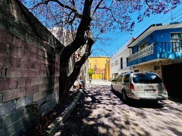 Amplia Casa en Venta en Iztapalapa, (Con 3 departamentos).