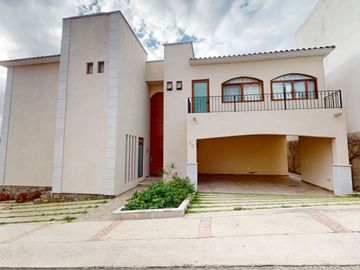 RR_1296. Casa en Venta en Club de Golf La Loma con Piso Radiante en toda la casa. (Climatiza el piso).