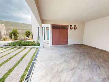 RR_1296. Casa en Venta en Club de Golf La Loma con Piso Radiante en toda la casa. (Climatiza el piso).