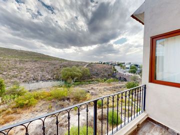RR_1296. Casa en Venta en Club de Golf La Loma con Piso Radiante en toda la casa. (Climatiza el piso).