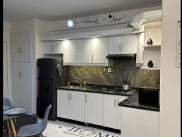 VENTA SUITE AMOBLADA REMODELADA AIRBNB PARQUEADERO Y BODEGA