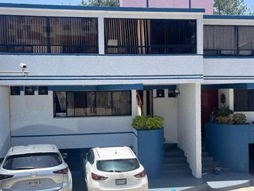 Amplia Casa en Venta con Jardín. Lomas Verdes 3a Sección