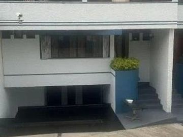 Amplia Casa en Venta con Jardín. Lomas Verdes 3a Sección