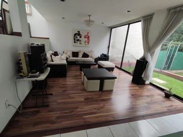 Amplia Casa en Venta con Jardín. Lomas Verdes 3a Sección