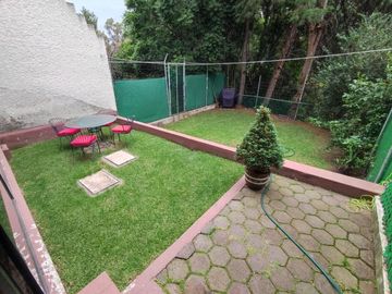 Amplia Casa en Venta con Jardín. Lomas Verdes 3a Sección