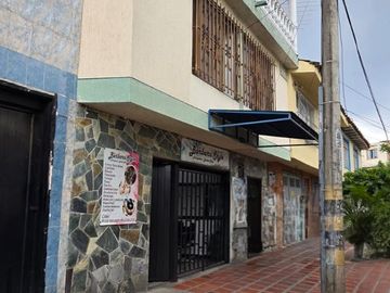 SE VENDE CASA DE TRES PISOS INDEPENDIENTES EN EL BARRIO ARANJUEZ, CALI.