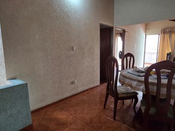 SE VENDE CASA DE TRES PISOS INDEPENDIENTES EN EL BARRIO ARANJUEZ, CALI.