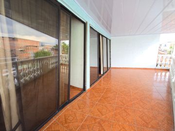 SE VENDE CASA DE TRES PISOS INDEPENDIENTES EN EL BARRIO ARANJUEZ, CALI.