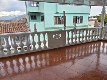 SE VENDE CASA DE TRES PISOS INDEPENDIENTES EN EL BARRIO ARANJUEZ, CALI.